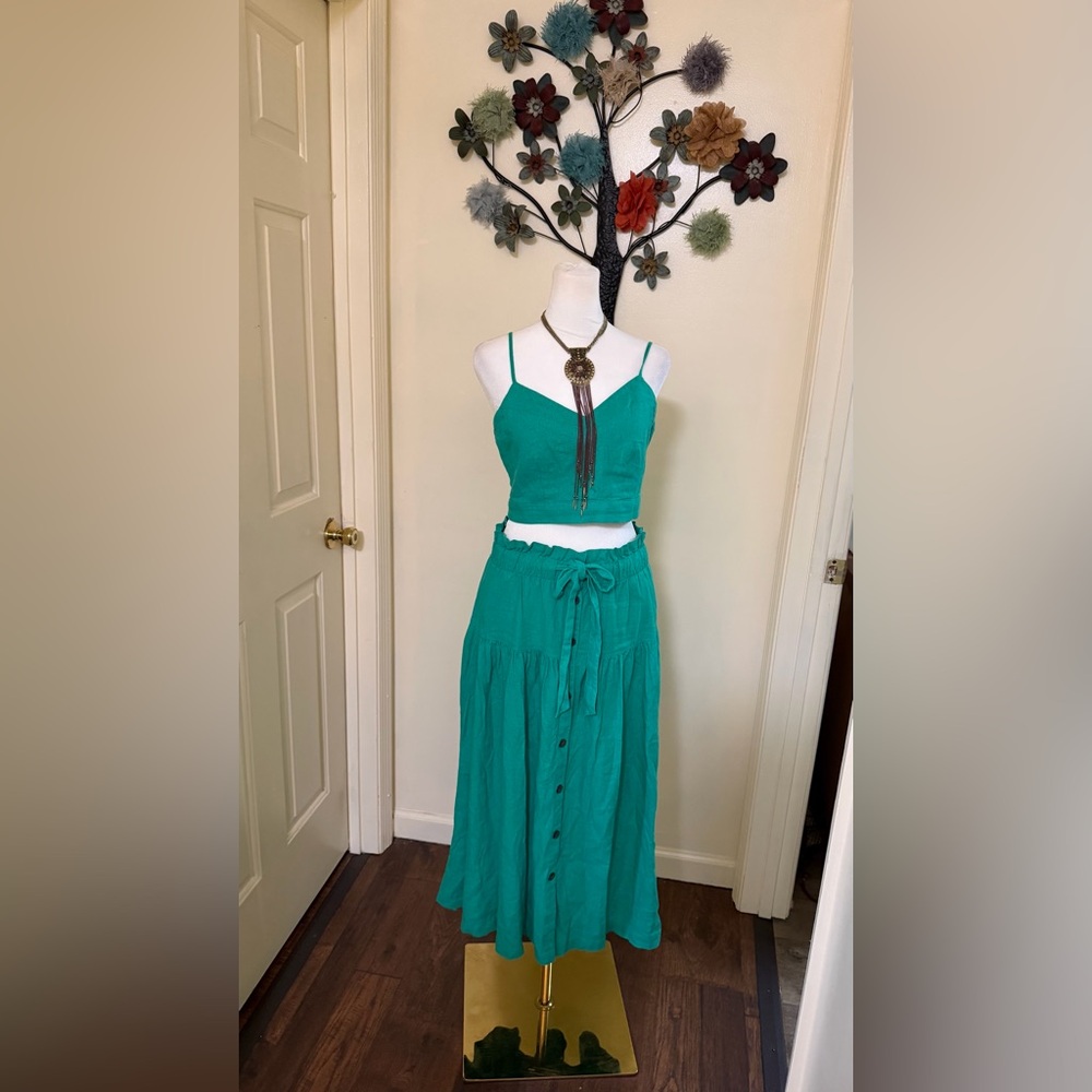 Linen blend Kelly Green Midi Skirt set has matching crop top by universal thread - Picture 4 of 9